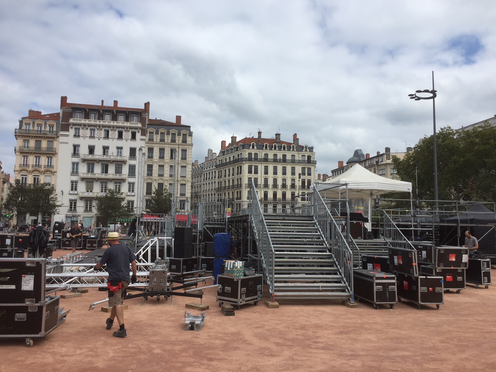 Construire un escalier d'accès pour vos festivals et évènements en Rhone-Alpes, Lyon, Dijon, Mâcon, St-Etienne, Grenoble