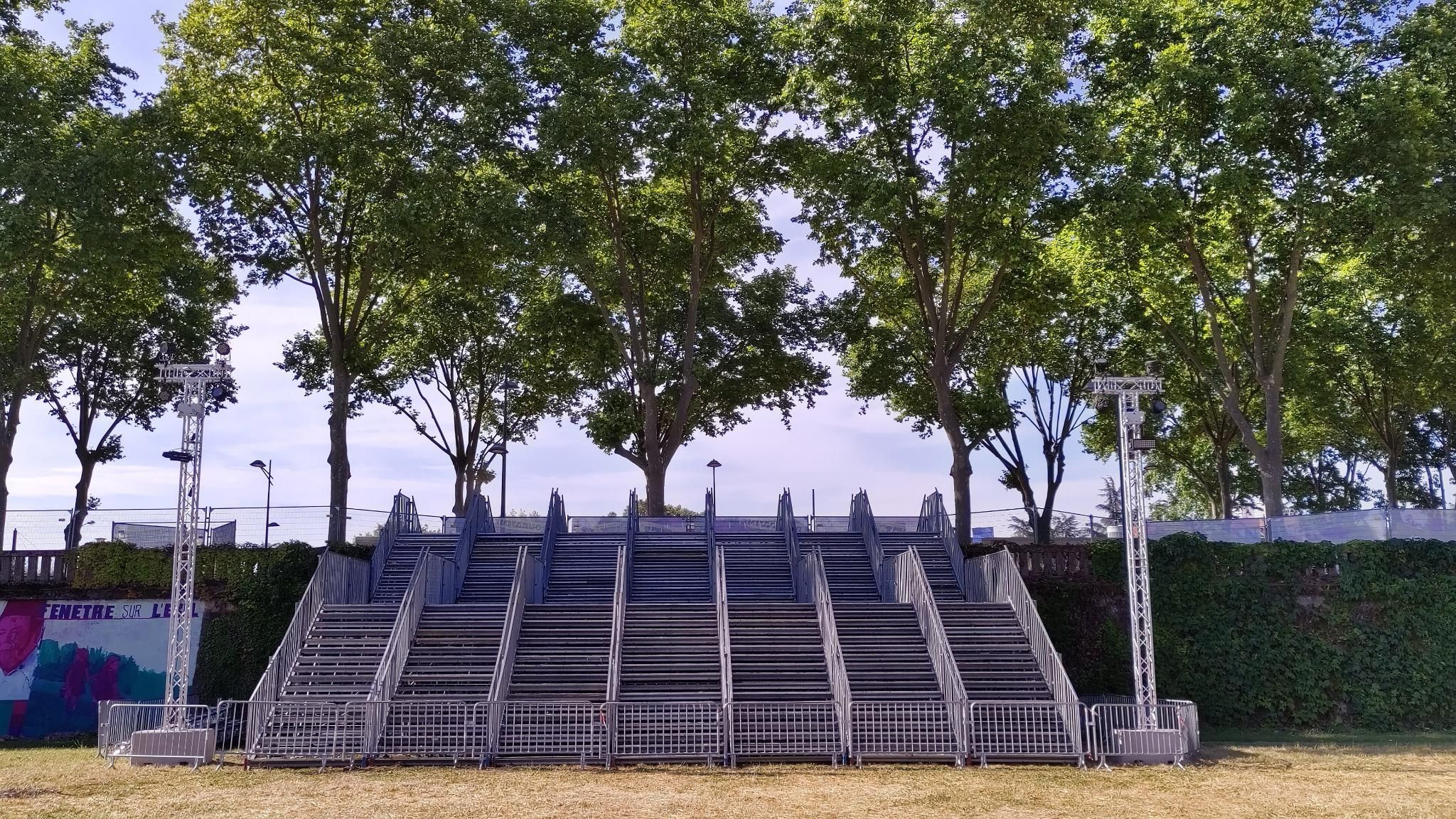 Construire un escalier d'accès pour vos festivals et évènements en Rhone-Alpes, Lyon, Dijon, Mâcon, St-Etienne, Grenoble