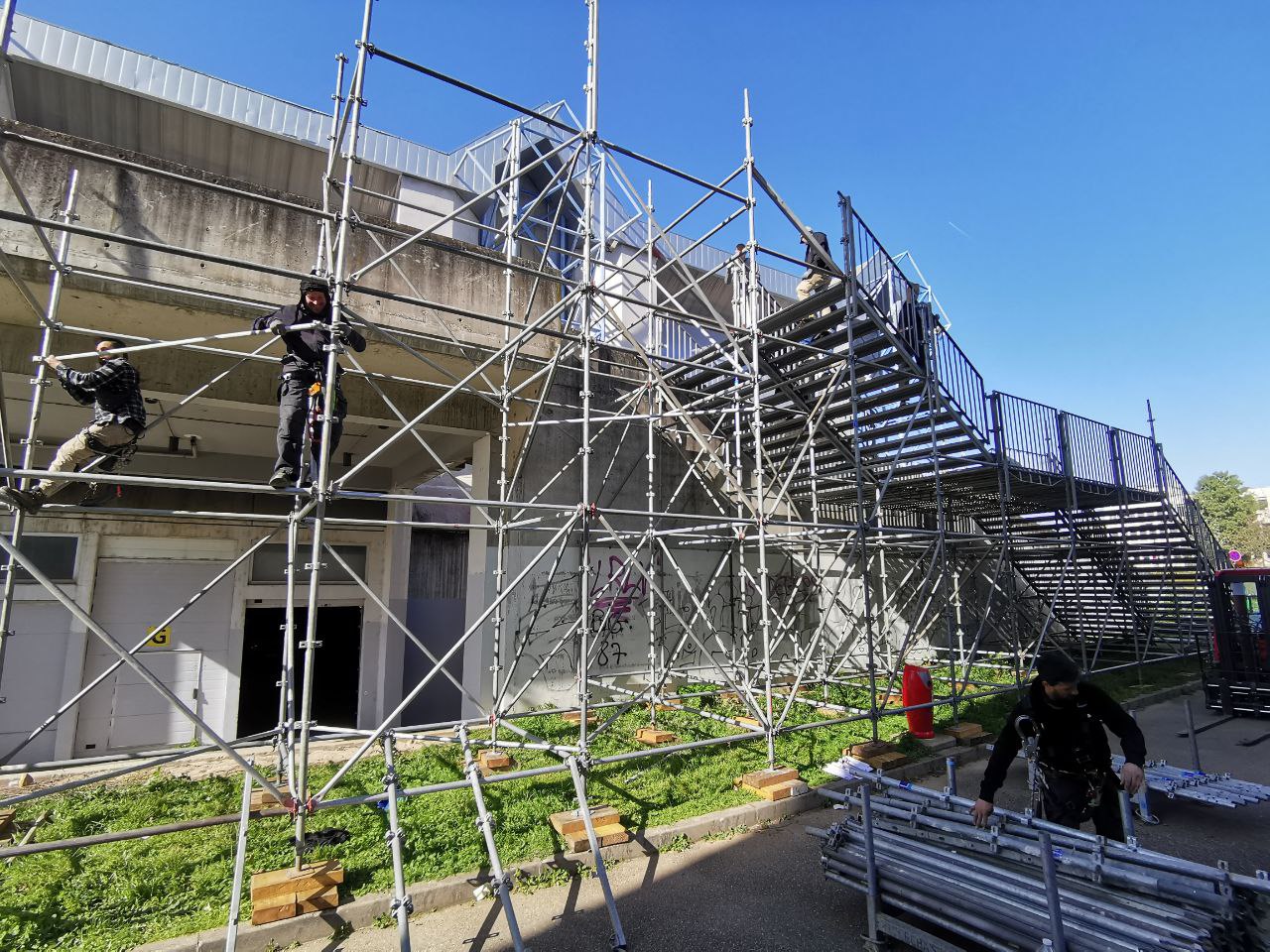 Construire un escalier d'accès pour vos festivals et évènements en Rhone-Alpes, Lyon, Dijon, Mâcon, St-Etienne, Grenoble