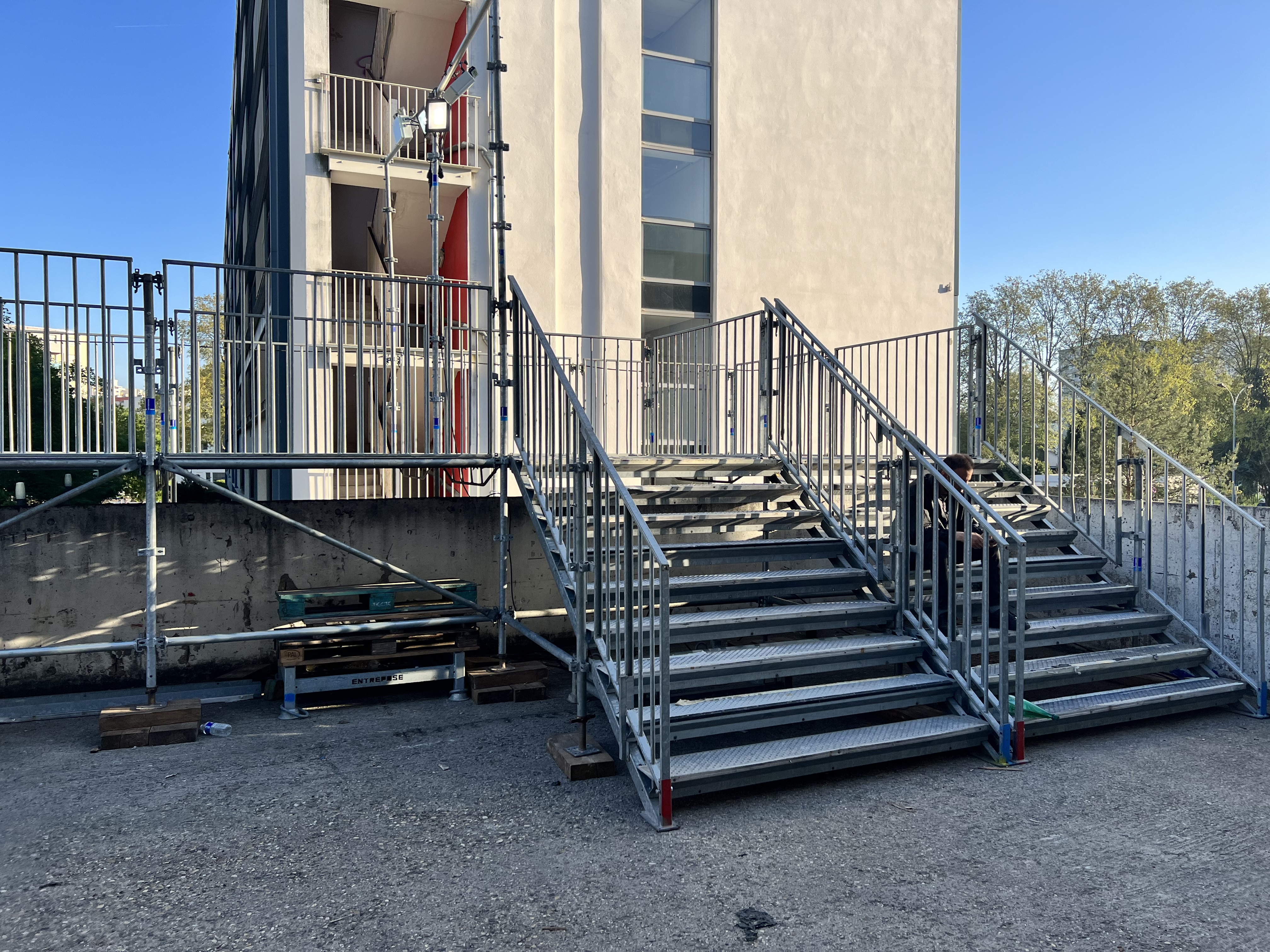 Construire un escalier d'accès pour vos festivals et évènements en Rhone-Alpes, Lyon, Dijon, Mâcon, St-Etienne, Grenoble