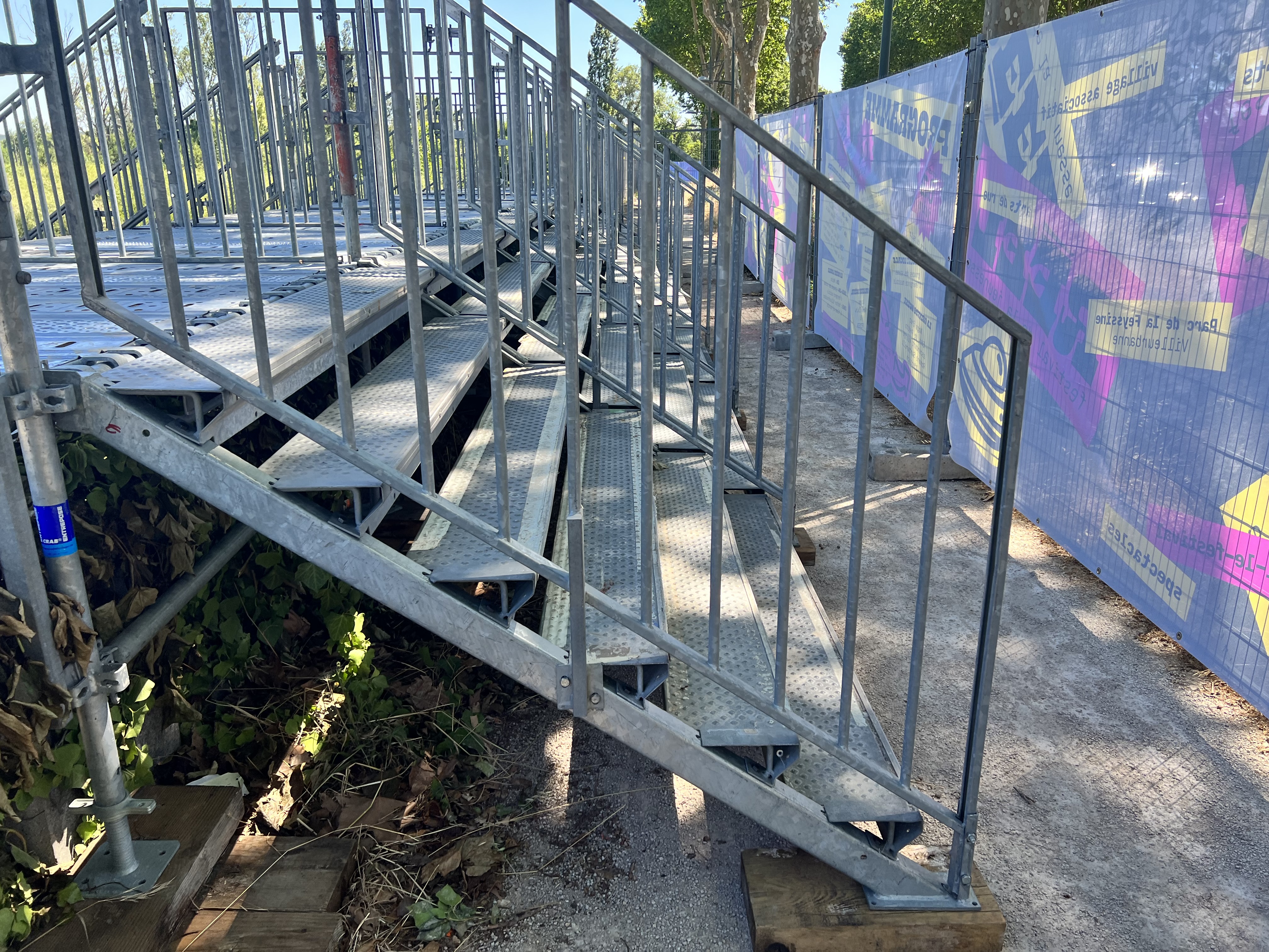 Construire un escalier d'accès pour vos festivals et évènements en Rhone-Alpes, Lyon, Dijon, Mâcon, St-Etienne, Grenoble