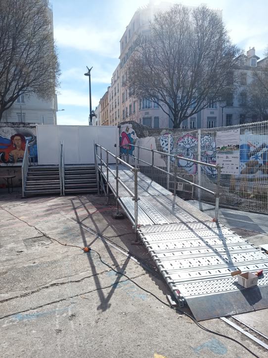 Construire un escalier d'accès pour vos festivals et évènements en Rhone-Alpes, Lyon, Dijon, Mâcon, St-Etienne, Grenoble