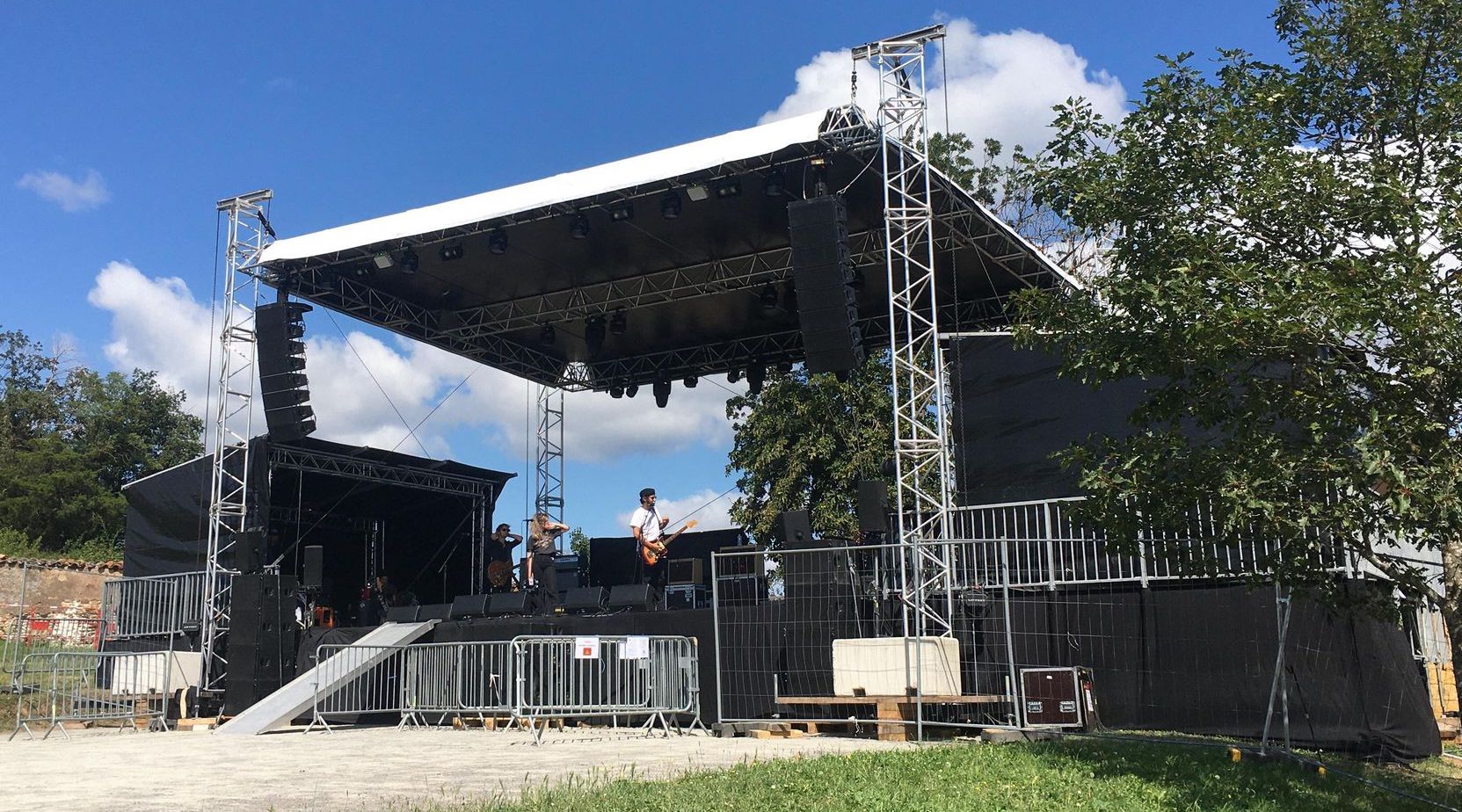 Location scène couverte festival 10m x 8m